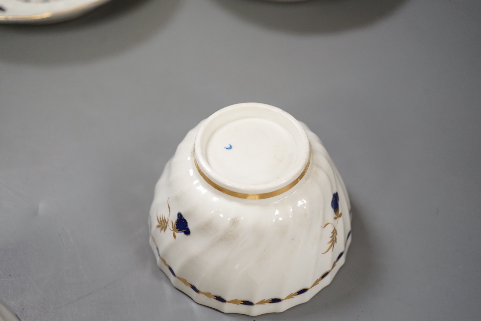 Three flight Worcester shankered teawares two coffee cup and saucers with blue borders and a teabowl and saucer similar c.1790